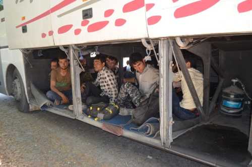 ÇORUM'DA OTOBÜSÜN BAGAJINDAN KAÇAK YOLCU FIŞKIRDI