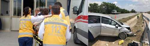 Çorum'da Otomobil bariyerlere çarptı  2 yaralı