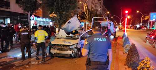 Çorum'da şüpheli aracı kovalayan polis otosu kaza yaptı iki polis yaralı