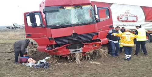 Çorum'da TIR,Tarlaya Uçtu : 2 Yaralı