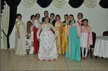 ÇORUM'LU TASARIMCI GÜNEY KORE GELENEKSEL KIYAFETİNİ DİKTİ