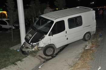 Çorum-Samsun Karayolunda Minibüs TIR’la çarpıştı ; 6 yaralı