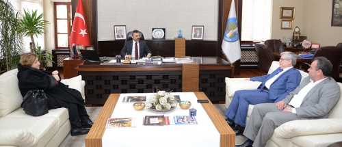 Çorum temizlik konusunda bir marka olmuş ifadelerini kullandı. Berse, “Lâlenin içi kömür gibidir. Ancak dıştan görünmez.