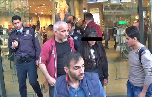 ÇORUM'UN  EN KALABALIK CADDESİNDE GENÇ BİR  KIZ İNTİHAR ETMEK İSTEDİ!.