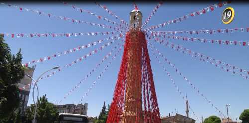 ÇORUM'UN BAYRAK SEVGİSİ CADDE VE PARKLARDA BULUŞTU