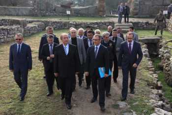 ÇORUM VALİSİ KARA, ALACAHÖYÜK ÖRENYERLERİNDE  İNCELEMELERDE BULUNDU