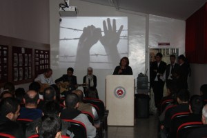 Mahkûmlar şiir ve türkülerle duygulandı