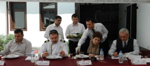 Fatma Başköy mutfakta yemekleri inceledi