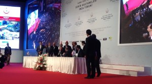 AGAH KAFKAS BAŞBAKANLA İMZA TÖRENİNDE