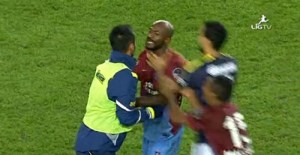 Derbi Maçı Bitti, Saha Karıştı