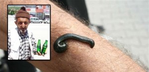 Tek Geliri  47 Yıldır Sülük Satarak Sağlıyor