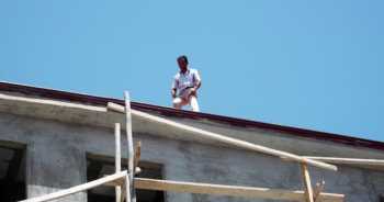 EMEK CADDESİNDE ÇATIYA ÇIKIP İNTİHARA KALKIŞTI