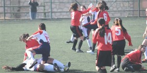 KIZLAR  FUTBOL MAÇIN'DA TEKME TOKAT HAVADA