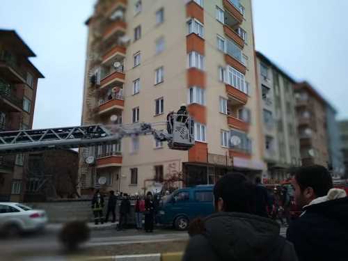 FATİH CADDESİNDE ÇIKAN YANGIN KORKUTTU