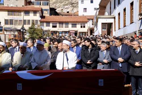Fatih Saraçoğlu annesinin yanında toprağa verildi