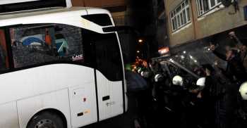 Fenerbahçe takım otobüsüne çirkin saldırı!