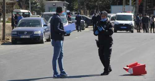 Freni boşalan kamyonet sağlık görevlisine çarptı