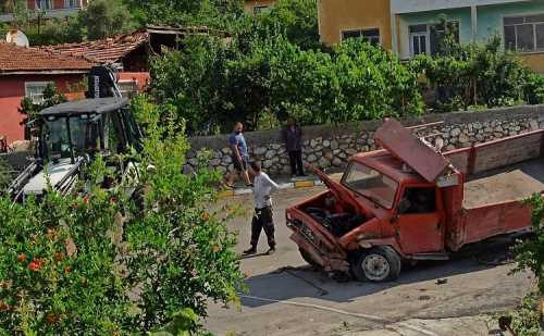 Freni Patlayan kamyonet 2 evin bahçe duvarını yıkarak durdu