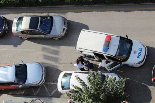 Gazi Caddesi'nde Polis iki kişiyi gözaltına aldı