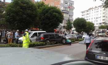 GAZİ CADDESİNDE MADDİ HASARLI TRAFİK KAZASI 