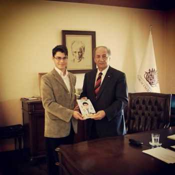 Genç Karikatürist Şimşek  Vali Kara’ya Kitabını Hediye Etti