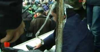 Göstericiler valiyi dövüp direğe kelepçelediler