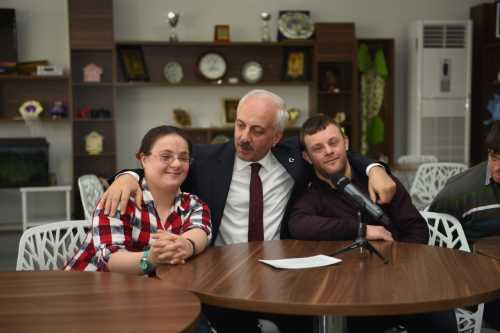 Gül Baba Down Sendromlularla pasta kesti