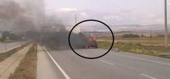 HAREKET HALİNDEKİ OTOMOBİL CAYIR CAYIR YANDI 