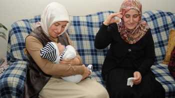 HATİCE KÜLCÜ’DEN MUZAFFER BEBEĞE HEDİYE