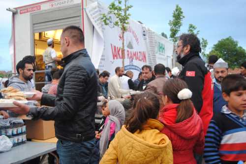 İHH'nın İftar Tırı  Çorum'da 2 Bin Kişiye İftar Verdi
