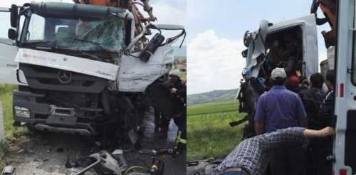 İki kamyon kafa kafaya çarpıştı