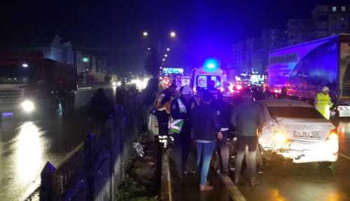 İKİ Otomobil Çarpıştı 3 yaralı var