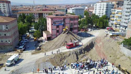 İL GENEL MECLİSİ BİNASININ YIKIMINA BAŞLANDI