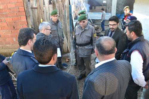 İskilip’e bağlı Kuzköy merkez mahallede sabah 07.30 civarında Halil Oral’a ait evde elektrik sobasından kaynaklandığı sanılan yangın meydana geldi