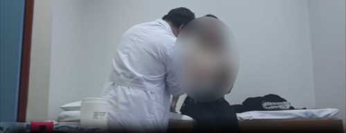 Kadın hastalarının çıplak görüntülerini yayınladı