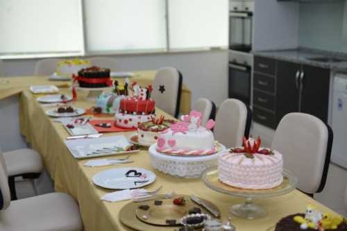 Kadınlar en güzel yaş pastayı yapmak için yarıştı