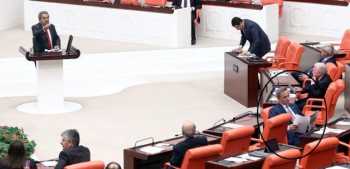 Kamer Genç'i Ak Partili vekil  böyle protesto etti