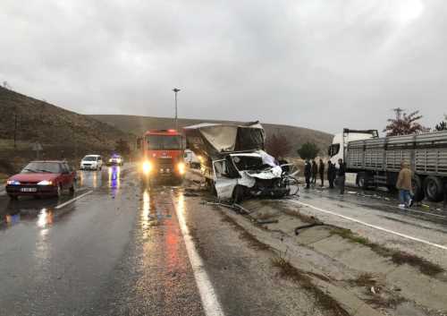 Kamyon ile kamyonet çarpıştı 2 yaralı 