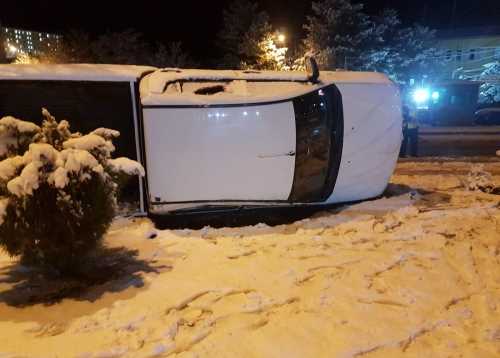 Kamyonet orta refüje girdi : 3 yaralı 