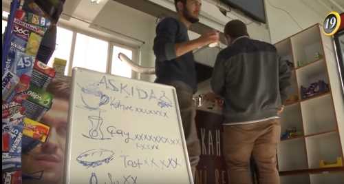 Kantinde,Bozukluğunuz yoksa,çaylar askıdan içebilirsiniz