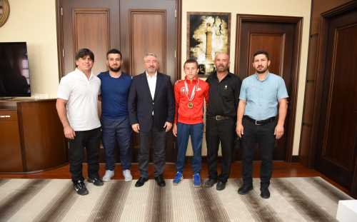 Kırkpınar'ın başarılı güreşçisi ödüllendirdi 