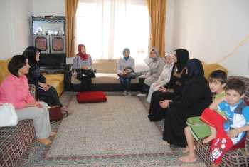 KKSM’li kursiyerler mültecileri ziyaret etti