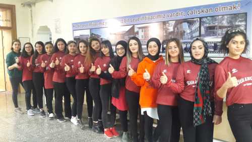 Liseli kızlar robot takımı “Gelecek bizimle gelecek”