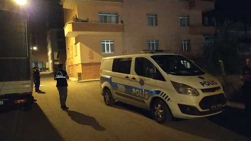 Mahallede Evin camlarını kırıp hava ateş açtılar