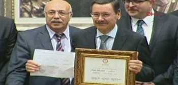 MELİH GÖKÇEK'İN MAZBATA SEVİNCİ