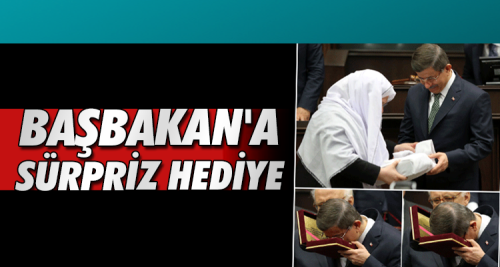 Mihalgazi Belediye Başkanı Zeynep Akgün, Başbakan Ahmet Davutoğlu'na 400 yıllık Kur'an-ı Kerim hediye etti.