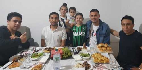 Milli oyuncu Çorumlu ailenin iftar sofrasına konuk oldu
