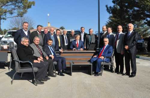 Muhtarların demokrasinin ilk adımı olduğunu ve muhtarların taleplerini önemsediklerini vurgulayan Muzaffer Külcü, “Devlet adına bir vatandaşın ulaşabileceği en yakın nokta muhtarlıklardır.