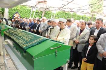 MURAT DEMİREZEN'İN CENAZESİNDE SEVGİ SELİ VARDI