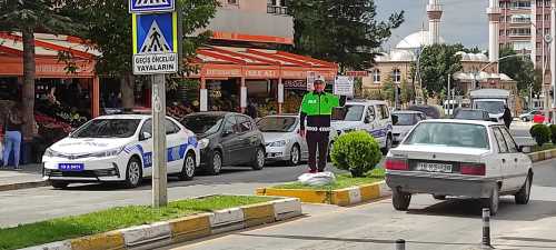 Okul önlerinde bulunan yaya geçitlerinde maket polis uygulamasına geçildi